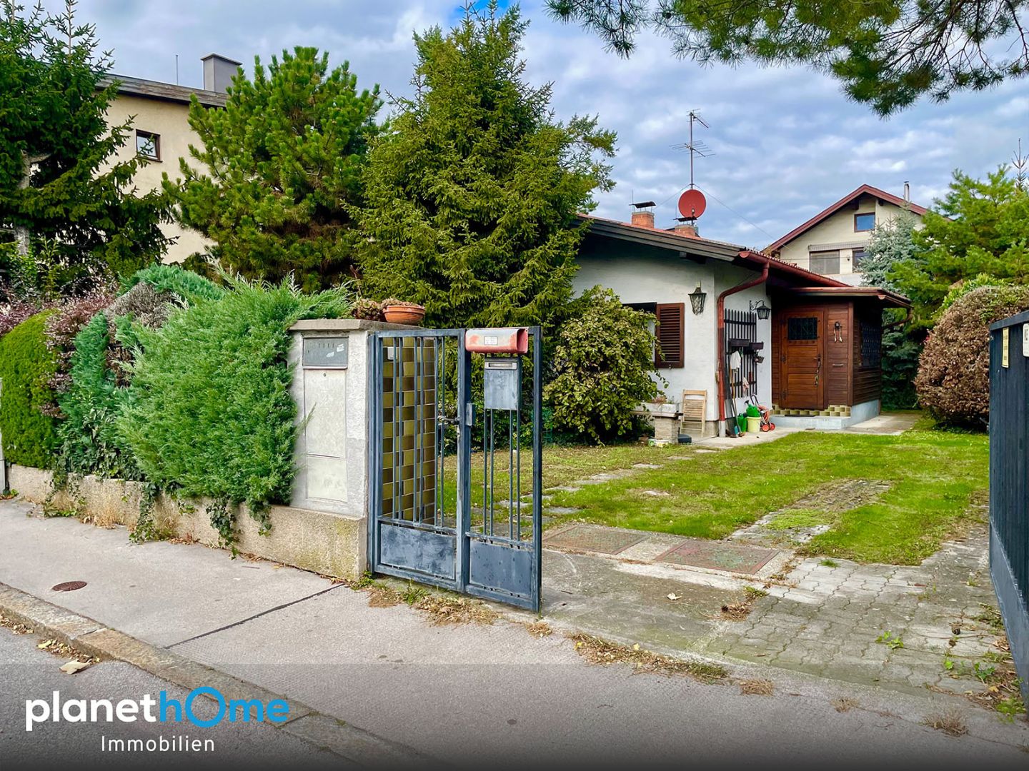 Liegenschaft mit Zukunft !Solider Bungalow zum Sanieren auf großzügigem Baugrund U-Bahn-Nähe!