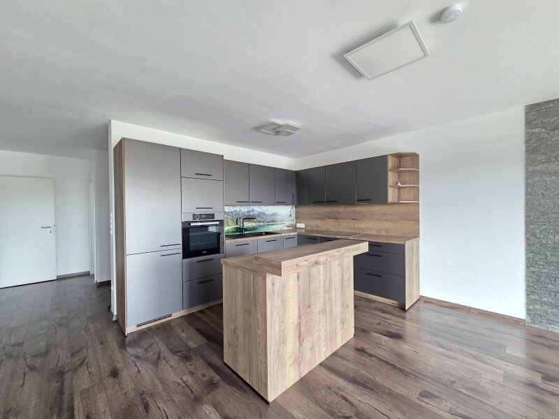 Helle Mietwohnung im 1.OG in absoluter Ruhelage mit Freisicht samt Ostbalkon, Loggia, Carport mit Abstellraum und ein Parkplatz.