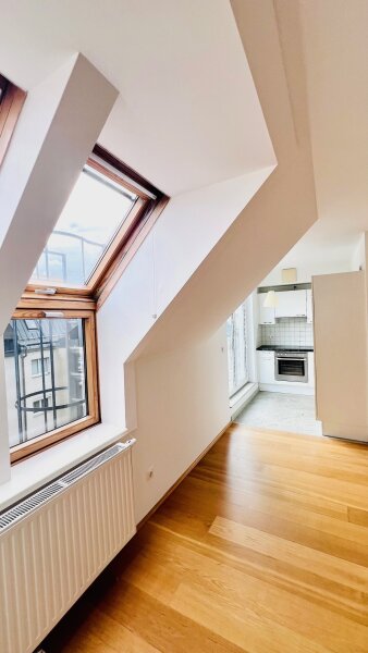 HELLE 2-ZIMMER-DACHGESCHOSS-WOHNUNG BEIM HANUSCH KRANKENHAUS MIT FREIBLICK