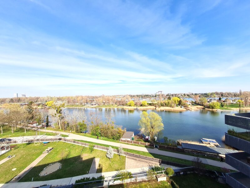 HIGH-END LIVING * HOLIDAY FEELING DAHEIM * 4-ZIMMER-DACHGESCHOSS * BALKON * ALTE DONAU * BESTE FACILITIES *