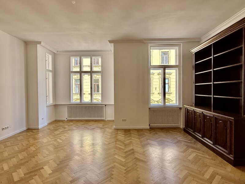Repräsentative Altbauwohnung mit Balkon und Loggia (Erstbezug nach Sanierung)