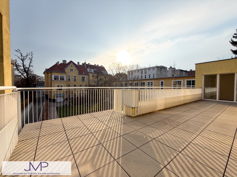 Ruhige, lichtdurchflutete 3-Zimmer-Dachgeschosswohnung mit zwei großzügigen Terrassen, Nähe U4!