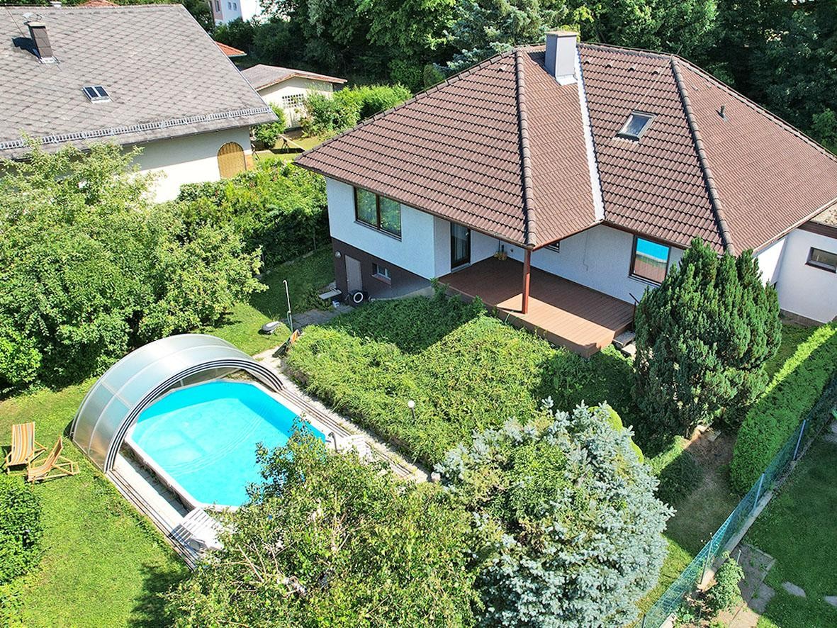 Einfamilienhaus mit überdachtem Pool in ruhiger Aussichtlage unweit Wiener Stadtgrenze