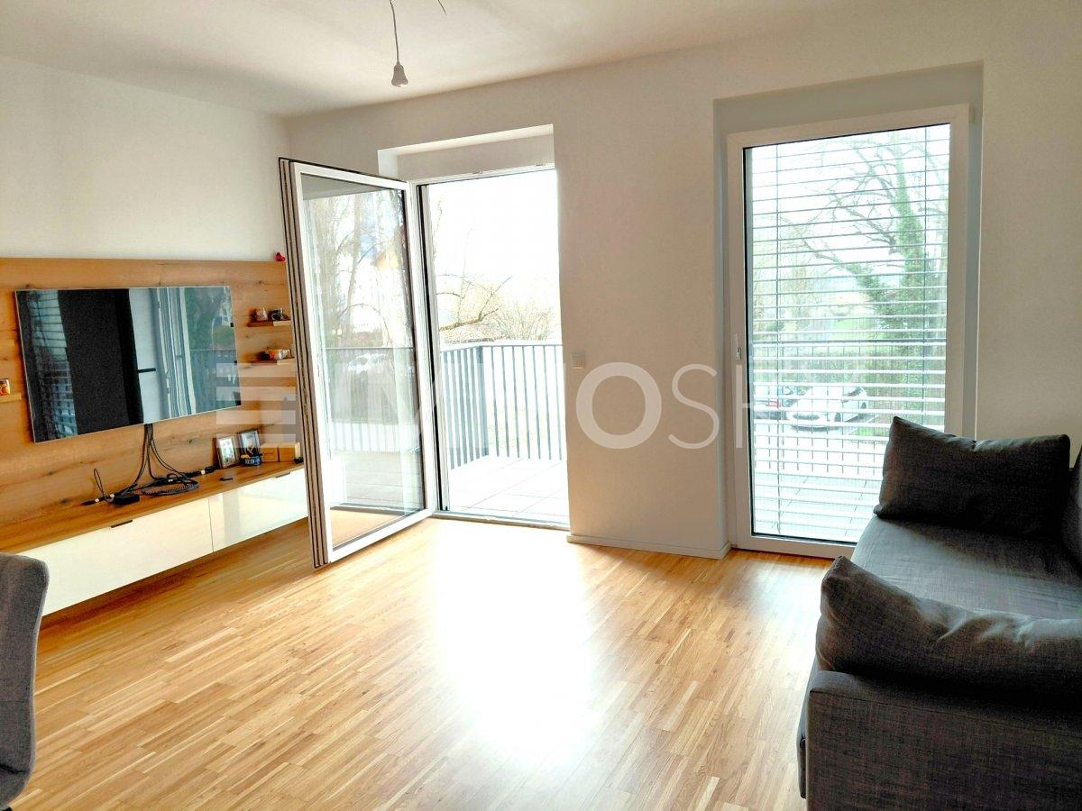 Neuwertiges, kleines Reich mit Balkon und Parkplatz