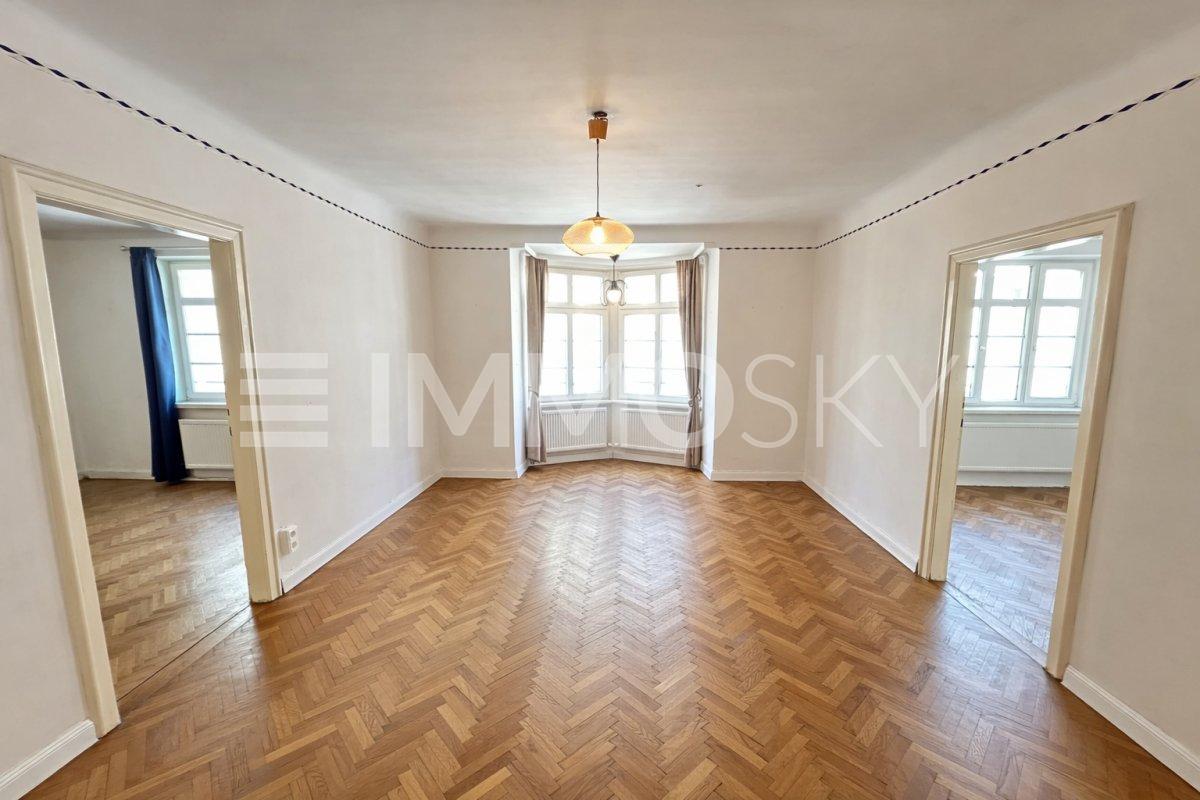 Elegante Altbauresidenz mit Fischgrätparkett, Balkon und Lift