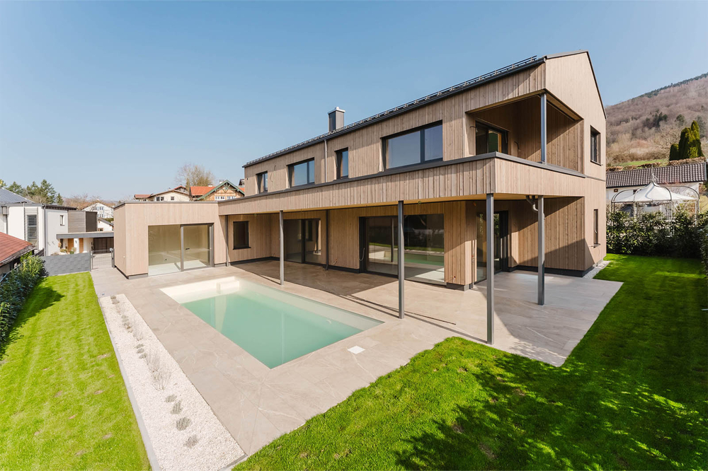 Stimmige Balance mit Mondseeblick! Design, Technologie und Wohlgefühl