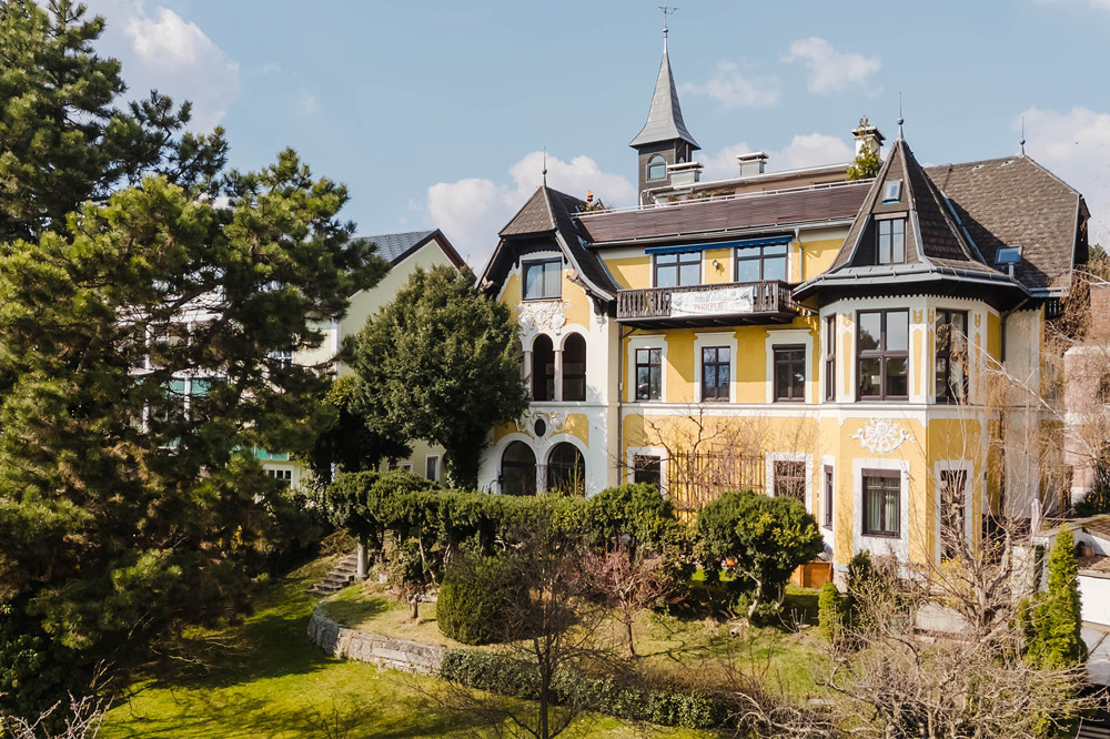 GMUNDEN - Stilvolles Wohnen mit Geschichte! Altbauwohnung in Gründerzeitvilla